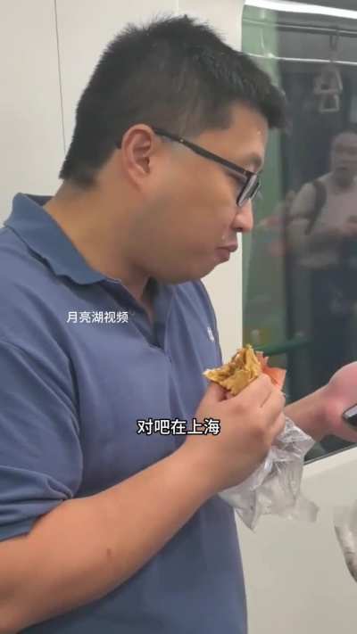 9月3日，<wbr>上海。男子<wbr>在地铁上吃<wbr>东西遭乘客<wbr>指责，男子<wbr>回怼：管好<wbr>你自己