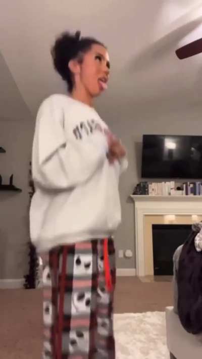 Brittany Renner clap comp😮<wbr>‍💨👏🏾