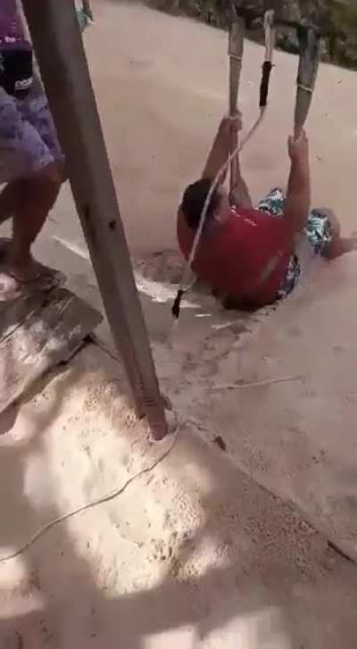 Ayder yaylasının tepelerinden denize uçmak isteyen rizeli anasının *mını görüyor. İzleyin