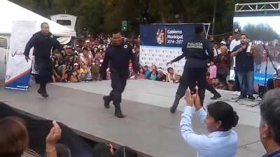 Policías bailando Without Me de Eminem