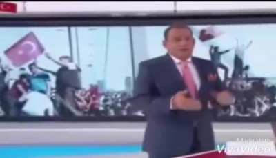 FETÖ' yü savunduktan sonra bulunduğu kanalın ana içeriği fetöye kaymak olduğu için istediklerini yapıyor bu adamı neden içeriye almadılar merak ediyorum, bir de zamanında fetullah pici ile ayni masaya oturmus kisi hakkinda bilgi toplayacağım yarından sonr