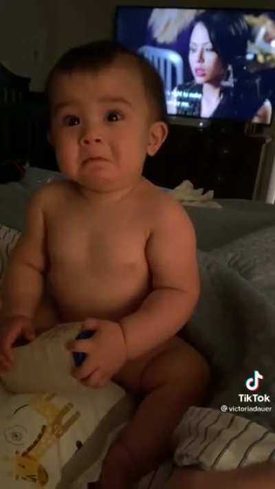 baby doesn't recognize mother when she has glasses on and gets scared