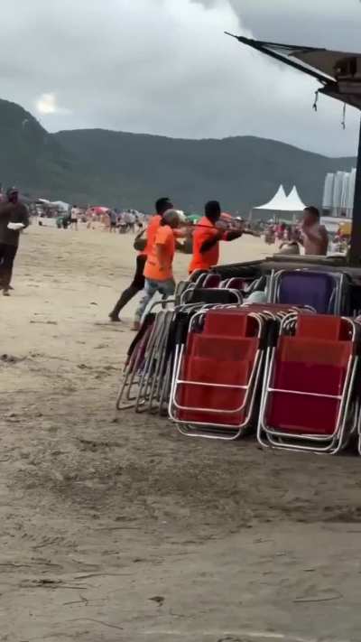 Tremenda agresión de vendedores de choclos a un turista argentino en Camboriú, aparentemente le abrían querido cobrar 150 reales el choclo