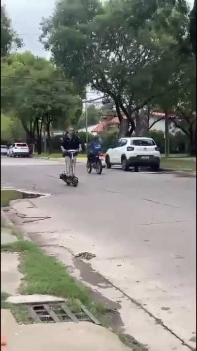 Joven de Funes quiso hacer un willy con el GoPed y se dio terrible palo