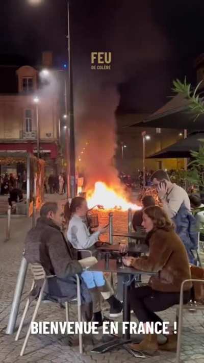 Mais uma noite normal em Paris
