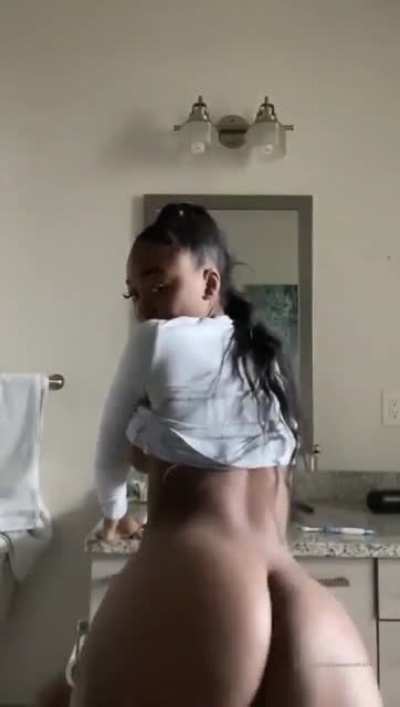 That ass looks immaculate 🤤