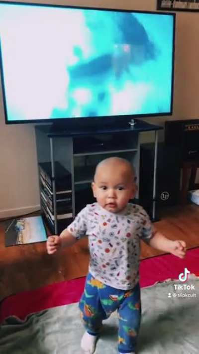 My baby boy the first time he heard Nero forte 🤘🏼😂