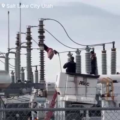 800+ Utah homes lose power after woman climbs transformer
