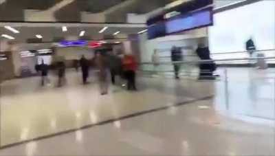 🚨🇫🇷 Paris Airport: Fight breaks out between Turkish nationalists & Kurdish individuals, after members of the Turkish group provoked the Kurdish protesters by making signs associated with the far-right organisation ‘Grey Wolves’, prompting a strong rea