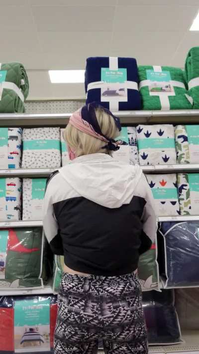 You never know what you might see during those evening trips to the store! [GIF]