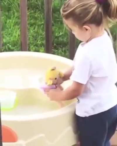 gIrL KiLlS HeR OwN dOlL