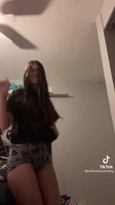 She shakes it too good
