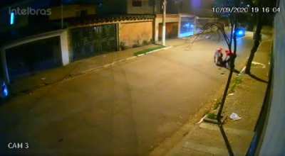 Motorista atropelando um assaltante