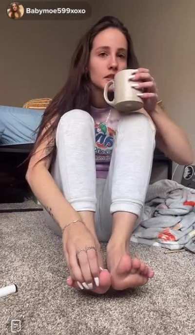 @moe599xo live on TikTok right now showing her feet!