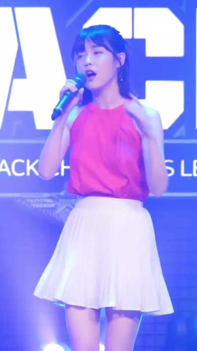 IU no bra
