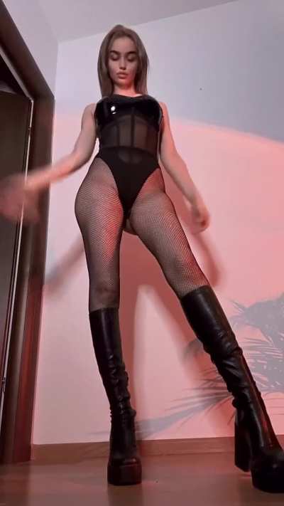 GirlsinLaceFishnets