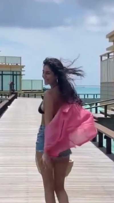 Zoomed in for a better view of that bounce! Radhika Seth
