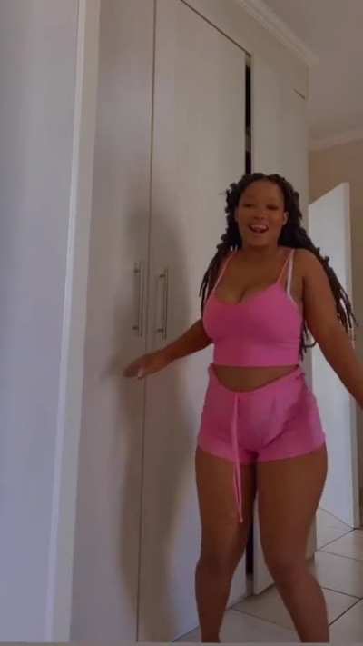 Hottie dance (@yanos_make_her_dance)