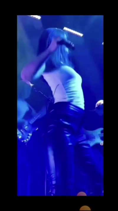 Sigrid dancing on stage 🔥🔥