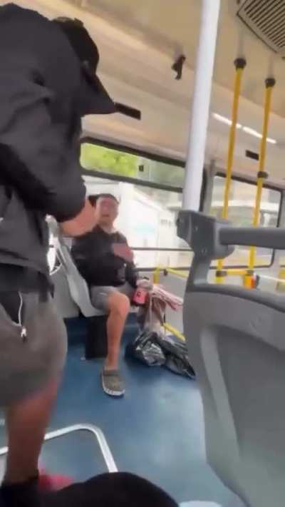 Pasajero de la línea 53 intentó propasarse con una chica y lo bajaron, después el sujeto intentó refugiarse en una fábrica y fue agredido por los trabajadores