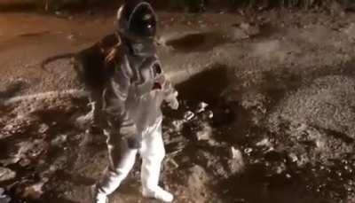 Не сразу понял в чем прикол )) чувак в Индии протестует.