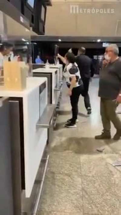 Falling down: couple assault attendants after flight delay