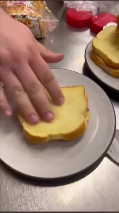 The Bear but the restaurant only serves pb&jâs and water. By @tomm<wbr>ybaye<wbr>rtime on Twitter
