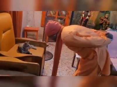 SHOCKING! Hindutvaadi Nationalist Saffron Monk and Chief Minister of India's largest state Yogi Adityanath threatens on live camera.ये देखिए, कैसे एक बेजुबान प्राणी को योगी ने धमकाया। 😂