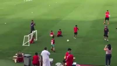 Comovente história do menino que nasceu sem as pernas e tinha o sonho de defender um pênalti do Maradona