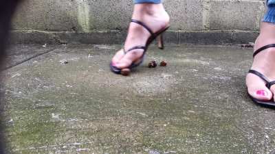 Heel thong sandals crush + spike snails 