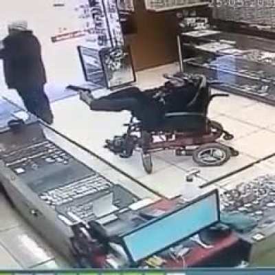 Lo bueno es que el es el asaltante si ni imagínense si le dicen: “Arriba las Manos.”