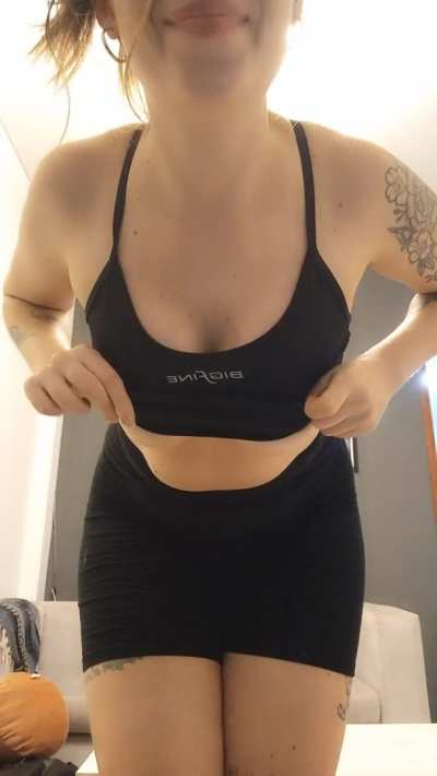 Do you like the right or left one better? (titty drop)💛