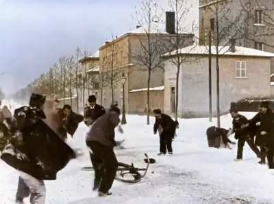 Guerra de bolas de nieve de hace 124 años (1896) en Lyon, Francia. Filmado por Louis Lumiere, uno de los hermanos inventores del cinematógrafo. Cinta restaurada a color y con la velocidad de cuadro x cuadro adecuada.