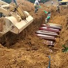 Mortos por coronavírus sendo sepultados em vala comum em Manaus