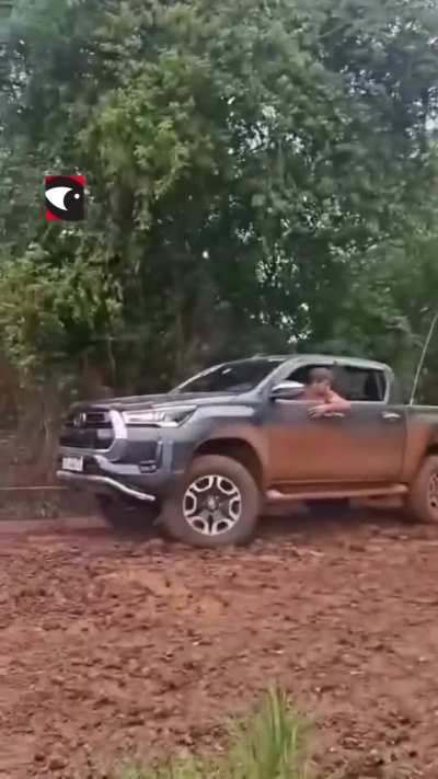Camionetas HILUX sacando tirando entre todas un camión cargado con la zafra de Yerba Mate