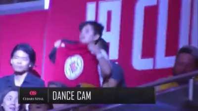 This kid baiting the broadcast into flashing a 