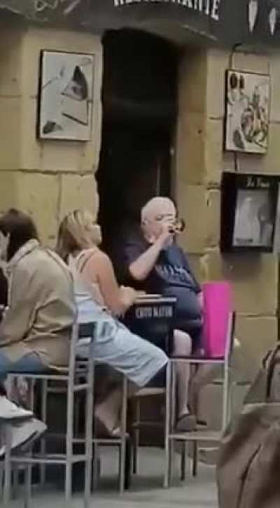 En pleno desastre sanitario, uno de los responsables de tantas muertes, esta paseando, y disfrutanto, de Europa.
