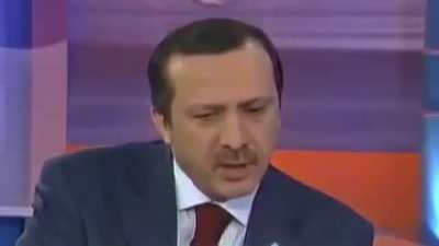 Oğlum bu harbi 2009'da falan öldü yerine mossi kohen getirildi herhalde. Bir insan geçmişiyle bu kadar çok çelişmez.