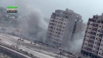 Opposition camera captures the sounds of incoming Syrian Army artillery on the Kanamat Neighborhood, Deir ez-Zor - 5/9/2013