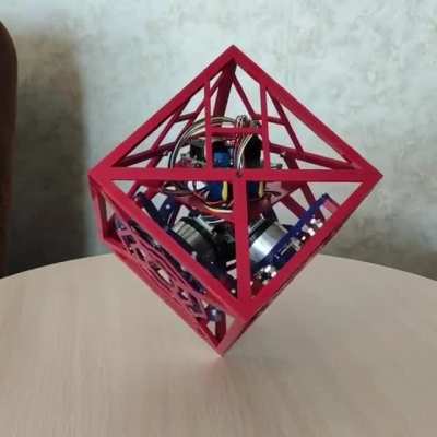 Self balancing cube