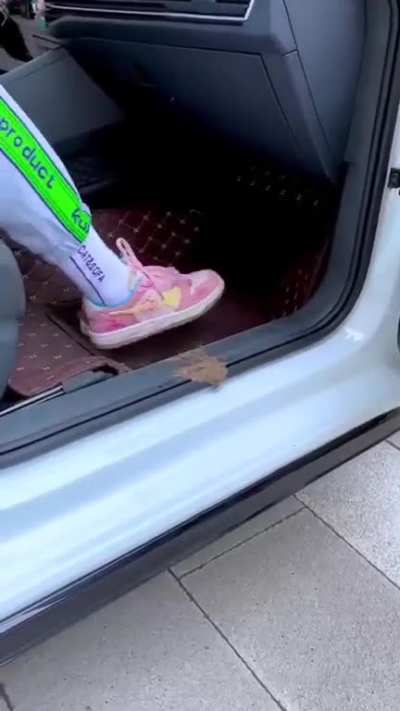 Don't make my car dirty 1!1!1!1 😡😡😡😡