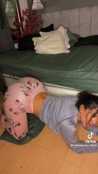 Demon pose (valeriakeeler_oficial)
