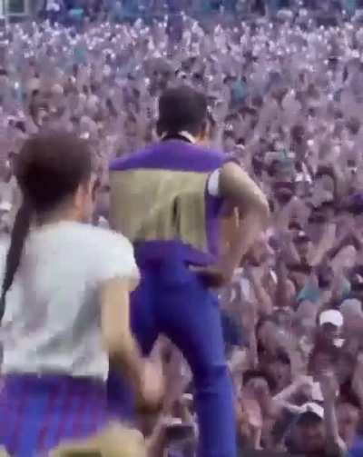 Psy introduces himself 