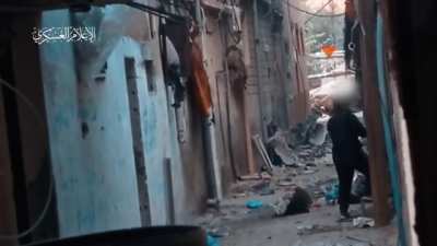 Qassam using RPG from close range vs IDF.