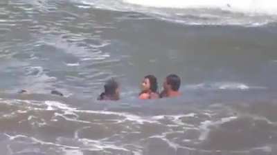Villa Gesell: Padre e hija quedaron atrapados en el mar y fueron rescatados por guardavidas