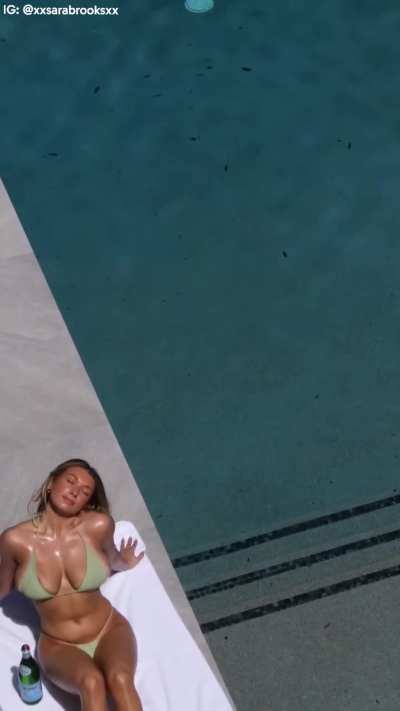 Just tanni<wbr>ng🥵☀️
