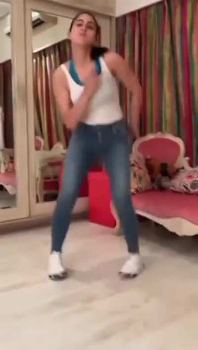 Sara Ali Khan hot dance