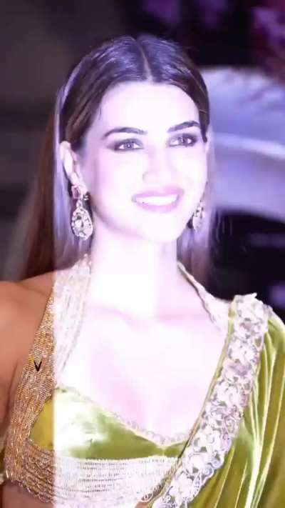 Kriti Sanon at Nupur Sanon's wedding in this amazing saree. Pure eye candy served by Sanon Madam