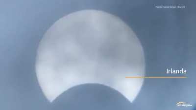 #Eclipse2021 📹 Así se ha visto el eclipse solar en directo en España y otras partes del mundo 🌔 ¡El primer eclipse de sol del 2021 nos deja ya imágenes para el recuerdo! Habrá que esperar hasta 2026 para contemplar desde España el próximo eclipse total  