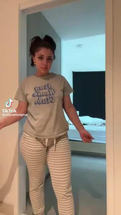 THICK BOOTY SHY GIRL